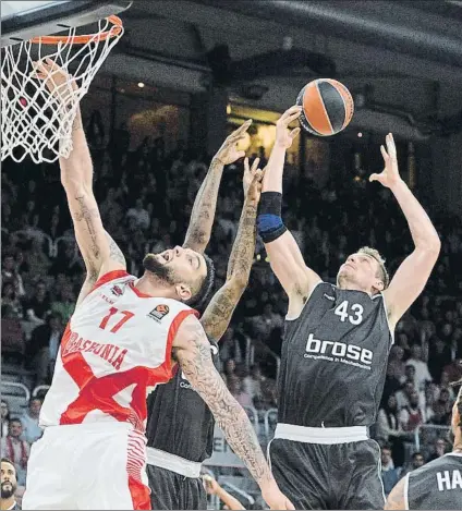  ?? FOTO: EFE ?? Leon Radosevic, pívot del Brose Baskets, captura un rebote ante Vincent Poirier, del Baskonia, durante el encuentro de ayer