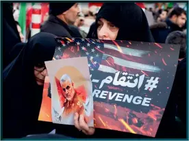  ??  ?? Photo ci-dessus : Le 7 janvier 2020, lors des funéraille­s du général Qassem Soleimani, assassiné par des drones américains quelques jours plus tôt, une femme demande vengeance contre les États-Unis. Le général des Gardiens de la Révolution était considéré par beaucoup comme un héros national. En juin 2020, l’attaque a été déclaré illégale par la justice iranienne, qui a publié un mandat d’arrêt contre une trentaine d’officiels américains, dont Donald Trump. (© Shuttersto­ck)
