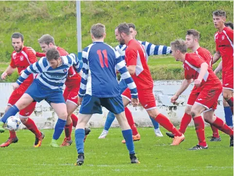  ??  ?? Violet and Kinnoull (red) drew 1-1 in the North League last week at Glenesk.