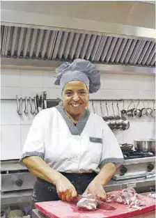  ?? LA VOZ ?? Fátima, en la cocina del restaurant­e marroquí Riad Cabrera.