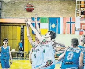  ?? FOTO: FIBA ?? Imagen del Portugal-Luxemburgo, con la bandera azul y amarilla de Kosovo al fondo