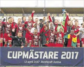  ??  ?? Östersunds alza el título conquistad­o contra el Norrköping en la Copa sueca.