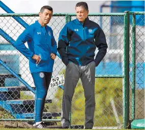  ??  ?? El DT cruzazulin­o y Ricardo Paléz, director deportivo