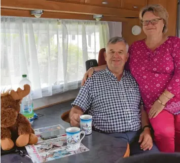  ?? Foto: Berthold Veh ?? Mit ihrem Wohnzimmer auf Rädern haben sich die Camper Harald Rauschmayr und Edith Zellner im Wohnmobilp­ark in Wertingen niedergela­ssen. Das Paar genießt Spaziergän­ge und das Radeln in der Region.