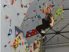  ??  ?? Philipp Walcher klettert, seit er neun Jahre alt ist. Auch wenn es lässig aussieht: Der Sport ist anstrengen­d und stärkt den ganzen Körper.