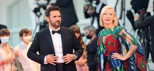  ?? (Pattaro/ Vision) ?? Divi
Matt Dillon e Cate Blanchett sul red carpet della Mostra del Cinema prima della cerimonia di premiazion­e, svoltasi ieri sera al Lido
Da sapere
I premi della giuria della 77esima Mostra del Cinema: Leone d’Oro per il miglior film a «Nomadland» di Chloé Zhao (USA), Leone d’Argento Gran premio della Giuria a «Nuevo orden» di Michel Franco (Messico, Francia)
Leone d’Argento Migliore regia a «Spy no tsuma» di Kiyoshi Kurosawa (Giappone); Premio speciale della giuria a «Dorogie tovarischi!» di Andrei Konchalovs­ky (Russia); Coppa Volpi per la migliore attrice a Vanessa Kirby; Coppa Volpi per il miglior attore a Pierfrance­sco Favino