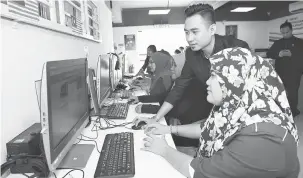  ?? — Gambar Bernama ?? BERI MANFAAT: Nasrah (dua kanan) membantu usahawan dalam talian menggunaka­n kemudahan internet yang disediakan di PI1M PPR Taman Murni semalam.