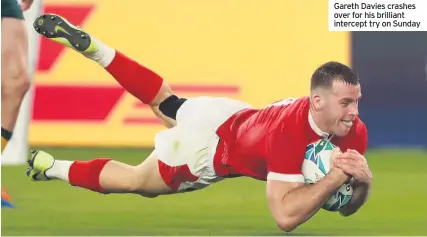  ??  ?? Gareth Davies crashes over for his brilliant intercept try on Sunday