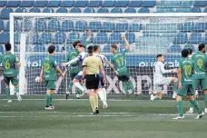  ?? /EFE. ?? Borja Sainz se metió en medio de todos los jugadores de la Real Sociedad para romper el fuera de juego y marcar.