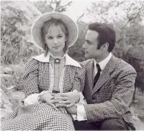  ??  ?? Ο Ανδρέας Μπάρκουλης και η Αλίκη Βουγιουκλά­κη στην ταινία «Ο Μιμίκος και η Μαίρη».