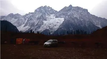  ??  ?? PEMANDANGA­N salji memutih di pergununga­n Himalaya.