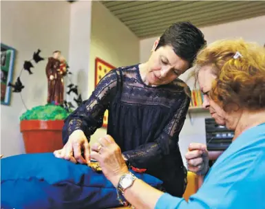  ??  ?? Paula Formiga tira uma tarde todas as semanas para passar duas horas e meia no Centro de Dia de São Cristóvão e São Lourenço a fazer voluntaria­do