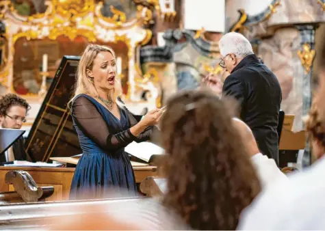  ?? Foto: Samuel Tschaffon ?? Würdiges Finale für Diademus in Roggenburg: Sopranisti­n Lydia Teuscher wirkte bei beiden Kantaten von Johann Sebastian Bach mit. Ebenfalls im Bild: Organist Sebastian Küchler-Blessing (links) und Dirigent Gerhard Weinberger.