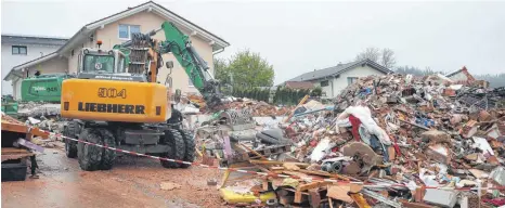  ?? FOTO: DPA ?? Die Trümmer des Wohnhauses in einem Neubaugebi­et. Stunden nach der Explosion haben Helfer zwei Leichen geborgen.