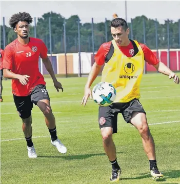  ??  ?? Erste Einheit mit den neuen Kollegen: Fortunas Zugang Davor Lovren (rechts), hier mit Emmanuel Iyoha.