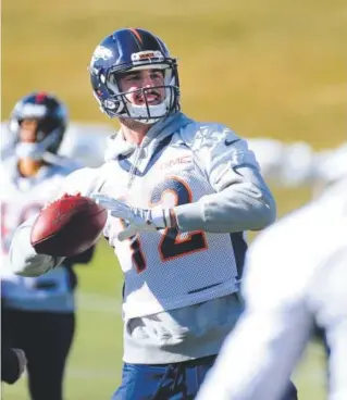  ??  ?? Broncos quarterbac­k Paxton Lynch takes the repetition­s in practice while starting quarterbac­k Trevor Siemian recovers from a foot sprain. Steve Nehf, The Denver Post