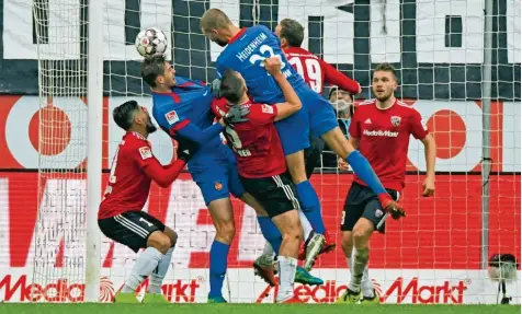  ?? Foto: Roland Geier ?? Umkämpfte Partie: Der FC Ingolstadt und der 1. FC Heidenheim trennten sich 1:1.