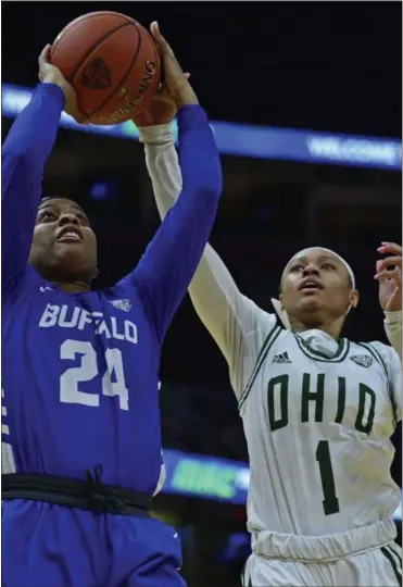  ?? DAVID DERMER — THE ASSOCIATED PRESS ?? Buffalo guard Cierra Dillard goes to the basket against Ohio guard Cece Hooks during the first half of the MAC championsh­ip game on March 16 in Cleveland.