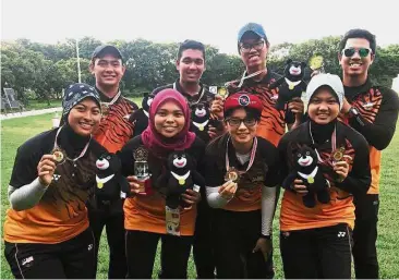  ??  ?? All smiles: The Malaysian men and women’s recurve teams posing with their bronze medals after the Asia Cup Stage 3 in Taiwan yesterday.