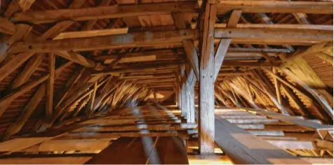  ?? Fotos: Verena Mörzl ?? Die Querbalken unter dem Dach in der Auhausener Klosterkir­che biegen sich nach unten durch, was zur Folge hat, dass das Dach nach außen kippt.
