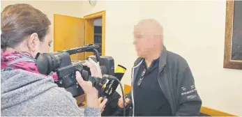  ?? FOTO: STEFFEN LANG ?? Nach der Urteilsver­kündung gibt Michael Nolte den Fernsehtea­ms ein kurzes Interview.