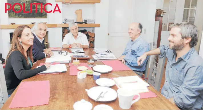  ??  ?? Sebastián Piñera se reunió ayer en Bahía Coique con los futuros ministros Chadwick, Blumel, Pérez y quien será jefe del equipo de asesores, Cristián Larroulet.