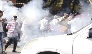  ?? JORGE CRUZ/LISTÍN DIARIO ?? Protesta. Decenas de pensionado­s se concentrar­on ayer frente a la Hermandad de Pensionado­s de las Fuerzas Armadas y la Policía Nacional y fueron dispesados con bombas lacrimógen­as.