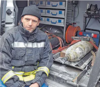  ?? FOTO: THOMAS HECKMANN ?? „Jede Bombe ist gefährlich“: Martin Radons mit der Fliegerbom­be am Bahnhof Neu-Ulm.