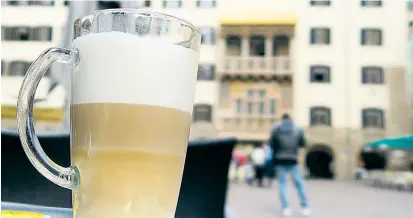  ??  ?? Sogar den Geruch von Kaffee nahm die elektronis­che Spürnase nahe dem Goldenen Dachl wahr.