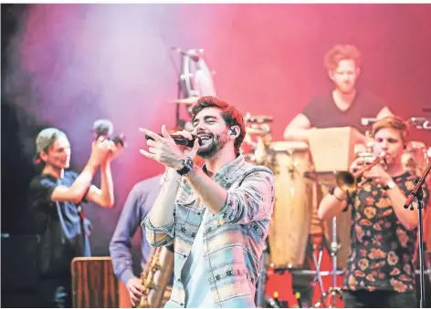  ?? FOTO: LARS FRÖHLICH ?? Der Sänger Alvaro Soler begeistert am lauschigen Freitagabe­nd im Burgtheate­r bei der Sommerkult­ur. Seine Botschaft: Musik bringt Menschen zusammen – und ein Gefühl davon vermittelt er auch beim Auftritt in Dinslaken.