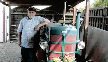  ?? Foto: Christine Schenk ?? Hermann Habersetze­rs ganzer Stolz ist sein Hanomag R16, den der Kissinger noch regelmäßig mit seinen Schlepperf­reunden ausfährt.