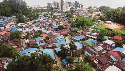  ?? [FOTO BERNAMA] ?? Kampung Mutiara Batu Feringghi yang dikenali sebagai Kampung Tradisiona­l Melayu akan dirobohkan dalam masa tiga bulan lagi oleh pemilik tanah berkenaan.