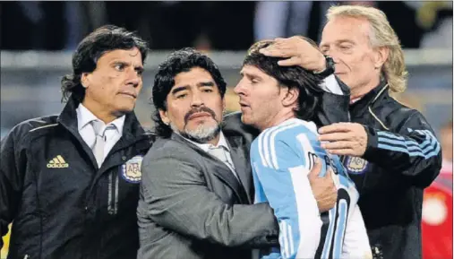  ??  ?? Maradona consuela a Messi tras caer estrepitos­amente ante Alemania en cuartos de final del Mundial 2010.