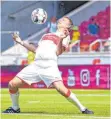  ?? FOTOS: IMAGO ?? Jügren Klinsmann (linkes Bild) zeigte, dass er nichts verlernt hat – die 60 000 Fans beim Fanfest hatten aber auch nichts anderes als Spektakel verdient.