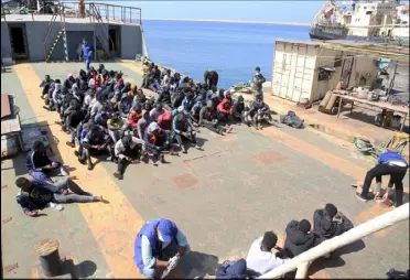  ??  ?? مهاجرون أفارقة تم انقاذهم قبالة السواحل الليبية