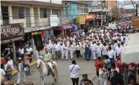  ?? YAZMÍN SÁNCHEZ ?? Desfilaron cientos de personas, así como carretas y jinetes.