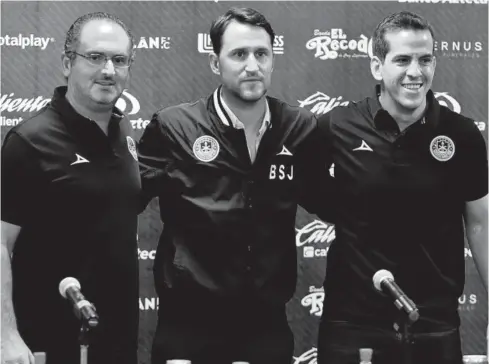  ?? JORGE OSUNA ?? > Mauricio Lanz, junto a Beñat San José (en medio) y Luis César, nuevo director deportivo.