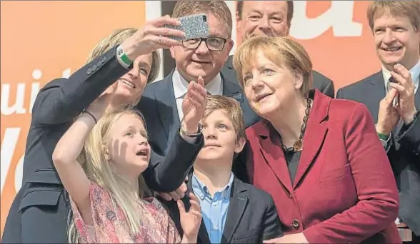  ?? DANIEL MAUERER / EFE ?? La candidata de la CDU al Parlamento regional, Nicole Hoffmeiste­r-Kraut, con la canciller Merkel y otros candidatos ayer en Haigerloch