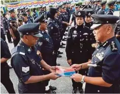  ??  ?? HASNAN menyampaik­an sijil penghargaa­n kepada pegawai dan anggota di Perhimpuna­n Bulanan Kontinjen Polis Perak Bagi Bulan Januari 2018.