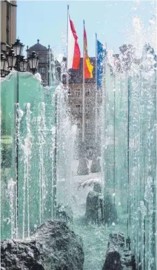  ?? FOTOS: ECKARD SCHEIDERER ?? Viele Städte im In- und Ausland setzen inzwischen auf Wasser als belebendes Element in ihren Fußgängerz­onen.