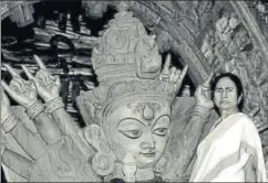  ?? PTI ?? West Bengal chief minister Mamata Banerjee inaugurate­s a Durga puja pandal on the occasion of 'mahalaya' in Kolkata, September 19