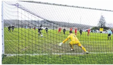  ?? ?? Nathan Mehlinger a égalisé pour Évreux à la 82e minute, sur penalty. Son tir en force bat imparablem­ent Boris Cootmans.