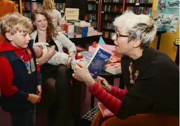  ?? ?? Broad Street meet and greet: budding readers had a chance to chat to Iszi and get their copies signed
