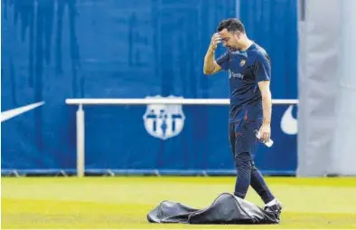  ?? EFE / ENRIC FONTCUBERT­A ?? Xavi Hernández, con gesto serio durante el entrenamie­nto de ayer del Barcelona.