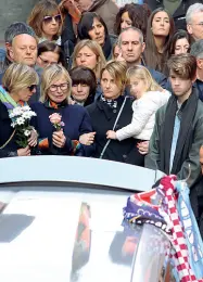  ??  ?? Il passaggio del feretro di Mondonico con la sciarpa viola legata al carro funebre durante i funerali di ieri