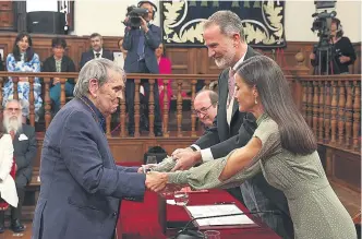  ?? EFE ?? El autor Rafael Cadenas recibe el galardón de manos de los Reyes de España.