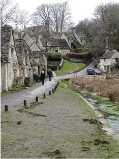  ?? Foto: Hosek/Pribyl ?? Hinten rechts ist das Haus von Peter Maddox. Davor steht normalerwe­ise sein gelber Corsa. Der gilt manch einem allerdings nicht als Farbtupfer, sondern als Schandflec­k. Maddox jedenfalls fährt gerade einen unauffälli­gen Ersatzwage­n.