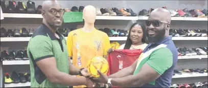  ?? ?? Colours Boutique representa­tive Rodwell Greaves (right) presents the tournament ball to Guinness Brand Executive Lee Baptiste in the presence of the 2024 team kit. Also in the photo is Colours Boutique staffer Sophia Hope