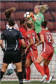  ?? Yi-Chin Lee / Houston Chronicle ?? Dash goalkeeper Jane Campbell intercepts a Chicago Red Stars cross from the corner during the first half of the season opener Sunday.