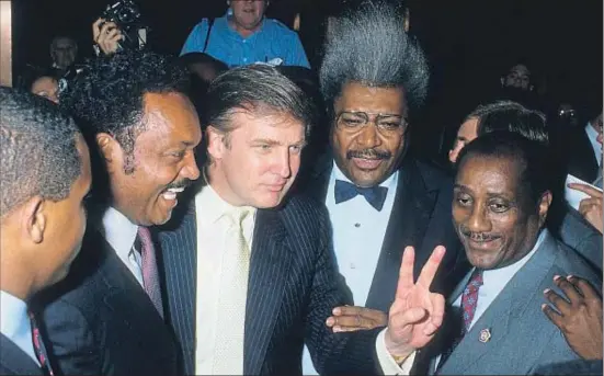  ?? RON GALELLA, LTD. / GETTY ?? Trump, entre Jesse Jackson y el promotor boxístico Don King, antes del combate entre Mike Tyson y Michael Spinks en 1988 en el Trump Plaza